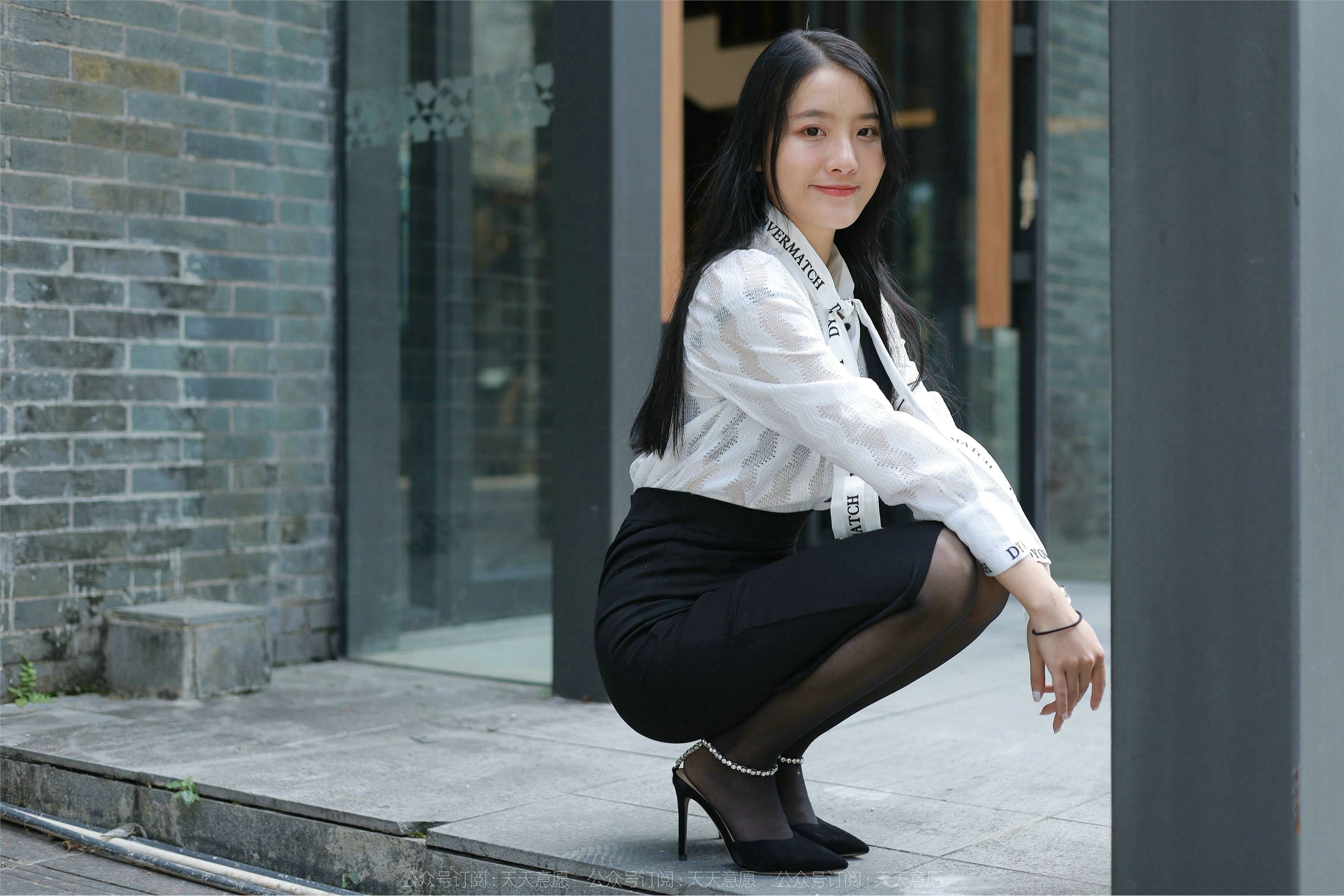 IESS异思趣向  2022.02.11 丝享家1002：婉萍《性感OL窄裙》